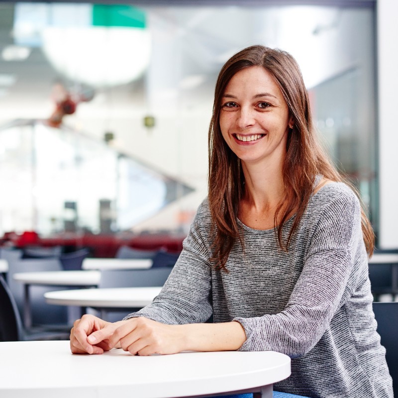 A portrait photo of Lucia Specia - one of the female leaders in machine ttranslation